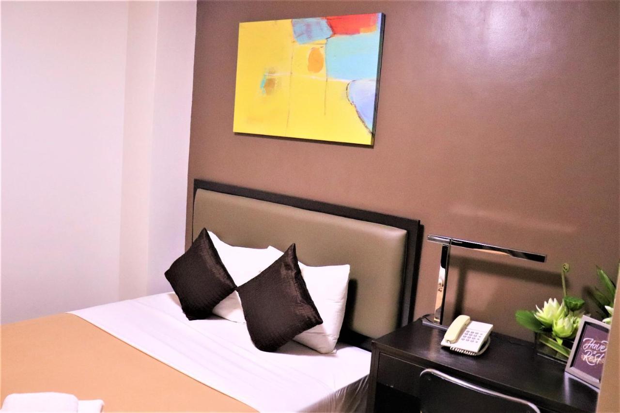 The Studio 18 Residences Manila Exterior photo